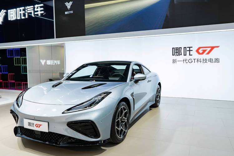 成都31哪吒汽车在智能汽车领域的表现，领途汽车在新能源汽车市场中的影响力